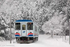 雪の中を走る長良川鉄道