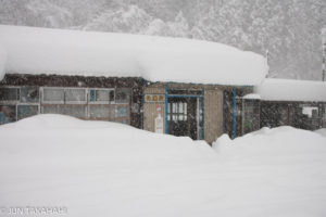 雪に埋もれた北濃駅