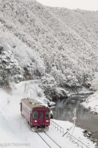 雪の中を走る長良川鉄道