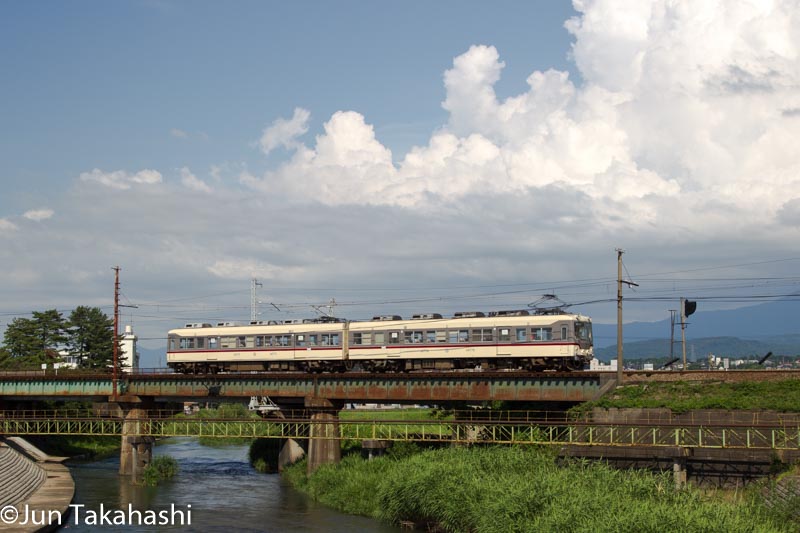 富山地方鉄道と入道雲