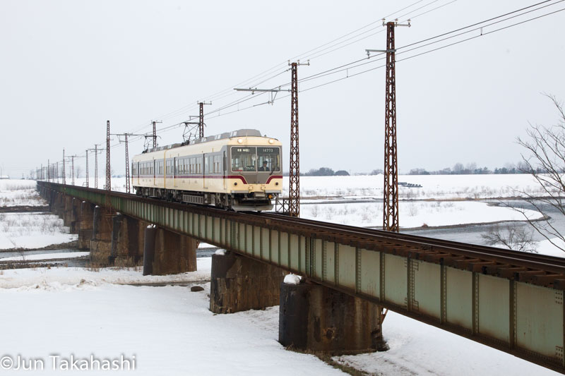 鉄橋を行く富山地方鉄道