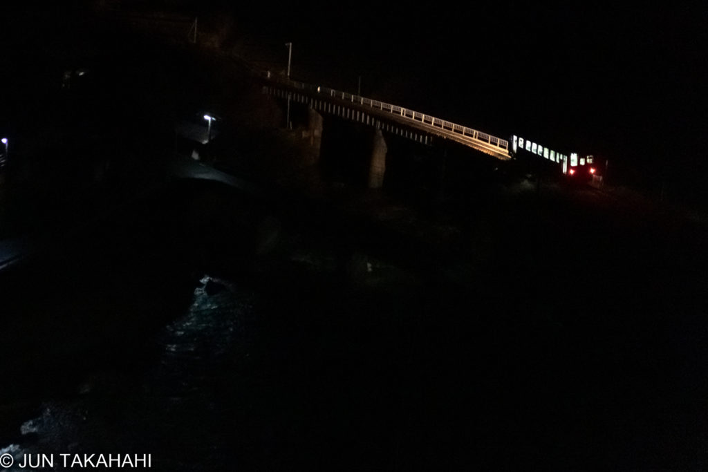EOS R6で撮影した夜間の列車走行写真
