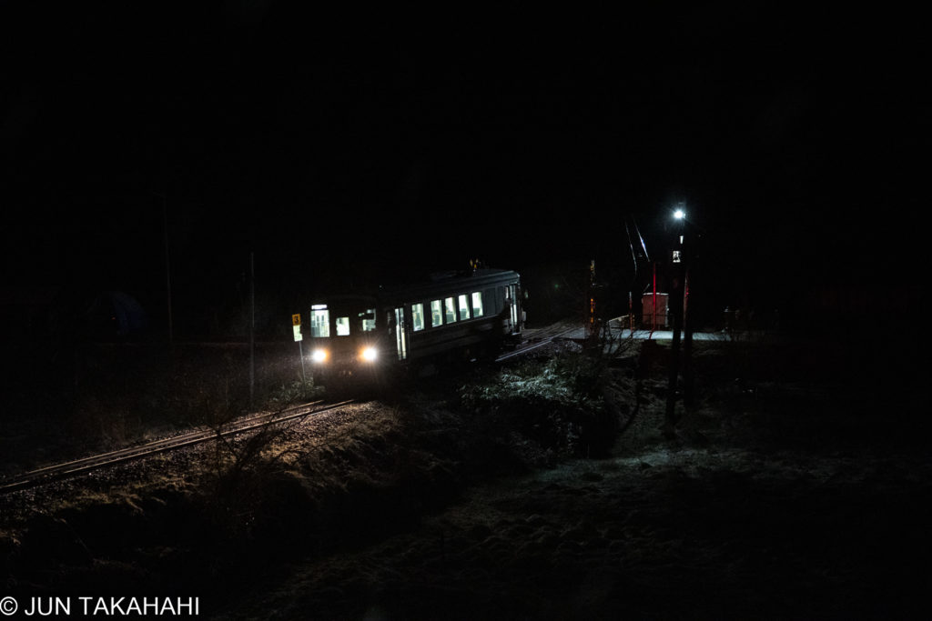 EOS R6で撮影した夜間の列車走行写真